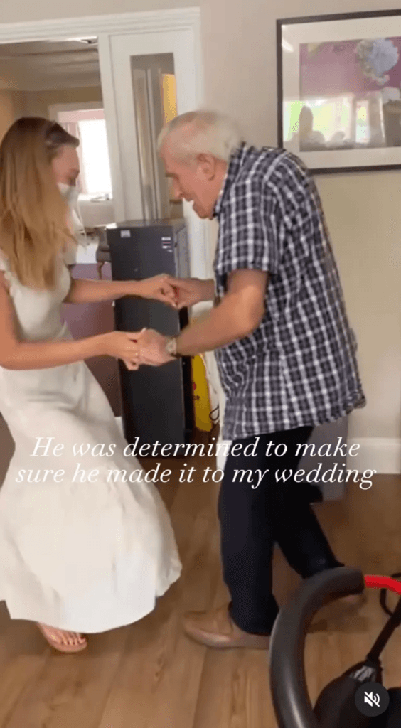 На 95 години и всички му казваха, че няма да проходи: той стана шафер на сватбата на внучката си
