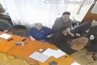 Бой на заседание в берковица! Побеснял мъж скочи на общинар на „възраждане“ по време на заседание