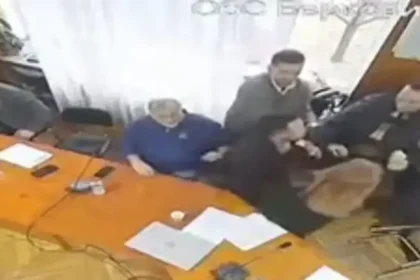 Бой на заседание в берковица! Побеснял мъж скочи на общинар на „възраждане“ по време на заседание