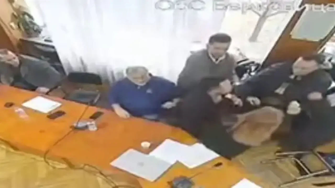 Бой на заседание в берковица! Побеснял мъж скочи на общинар на „възраждане“ по време на заседание