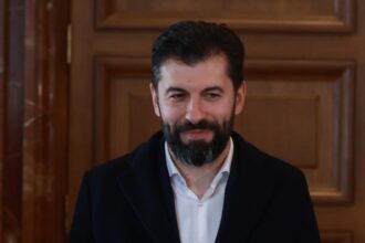 Денков изплю камъчето, бута бойко рашков за апетитен пост, а кирил петков...