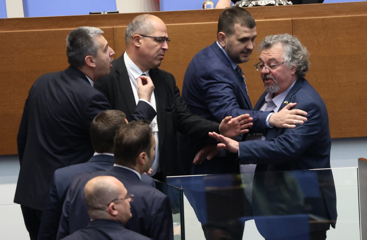 Експерт от бан изчерви депутатите за кръчмарския им език: някои имат не повече от 200 думи в речника