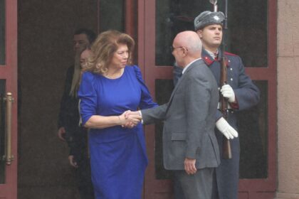 Управителят на бнб пристигна на „дондуков“ 2! Президентът йотова го посрещна на входа