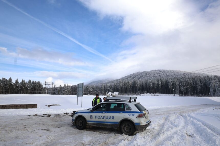 Хижа „петрохан“ остава недостъпна! Пътят е затворен, пълно е с ченгета