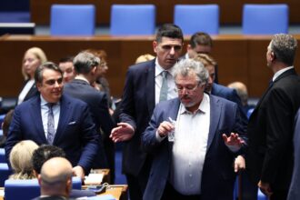 Такъв екшън в народното събрание депутати не помнят! Пейков се опита да залее колега, уцели квестора