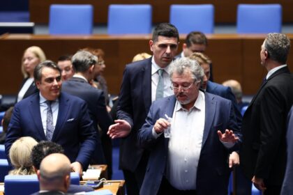 Такъв екшън в народното събрание депутати не помнят! Пейков се опита да залее колега, уцели квестора