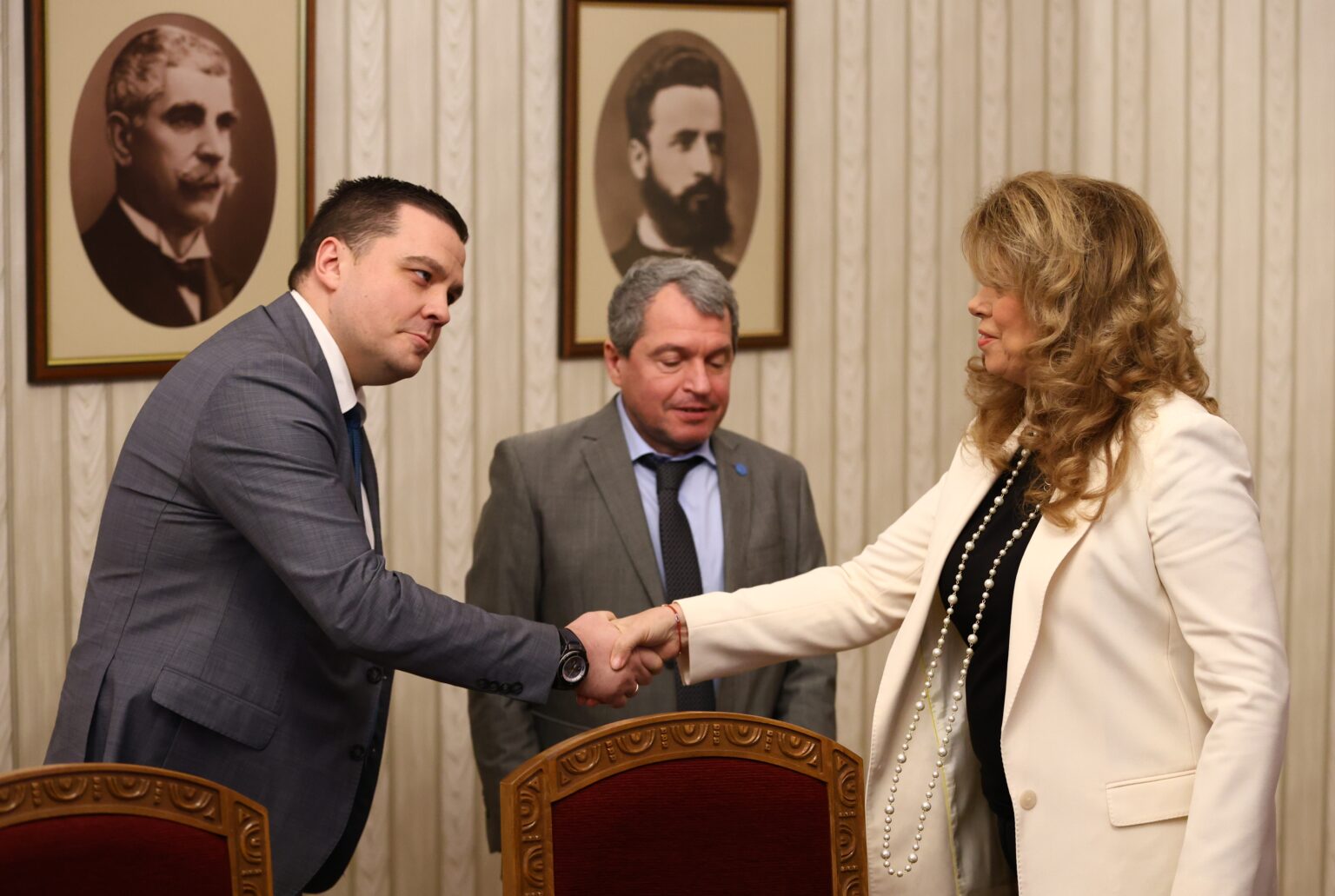 Извънредно: йотова прекъсна срещата с итн заради обляната в сълзи... Снимки