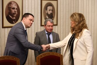 Извънредно: йотова прекъсна срещата с итн заради обляната в сълзи... Снимки