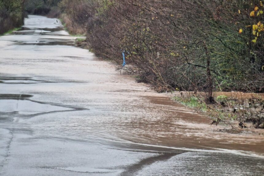 Бедствие в ардино: арда излезе от коритото си, шест села са без достъп (снимка)