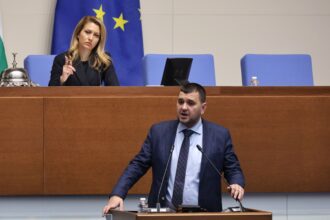 Необичайна ситуация в нс! Депутатите наскачаха от местата си