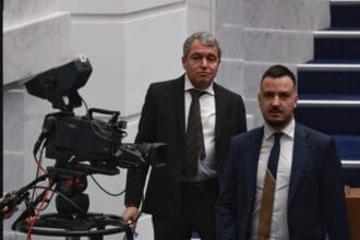 Неочакван обрат в парламента: итн за час смениха вота си