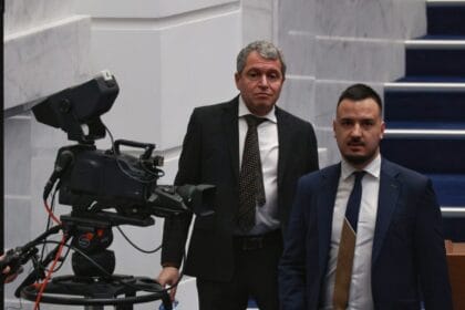 Неочакван обрат в парламента: итн за час смениха вота си