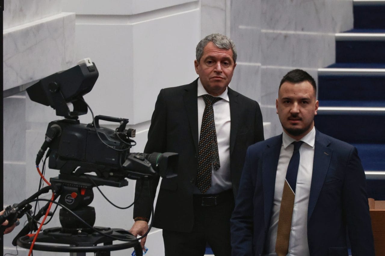 Неочакван обрат в парламента: итн за час смениха вота си