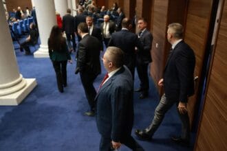 Циркове с кворума в нс! Заседанието виси на косъм