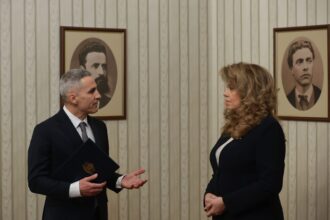 Колтуклиева: не е ли гавра временни, недостойни, незаслужили хора да се снимат до портретите на левски и ботев?!