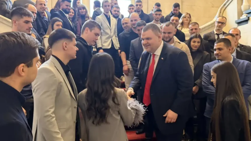 Делян пеевски с жест към младежи от пазарджик