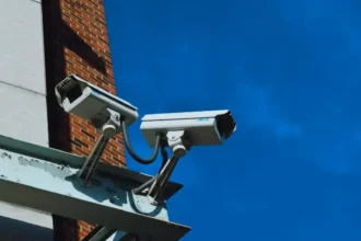 Заснети са хората, които изхвърлиха бебе в чувал в софия