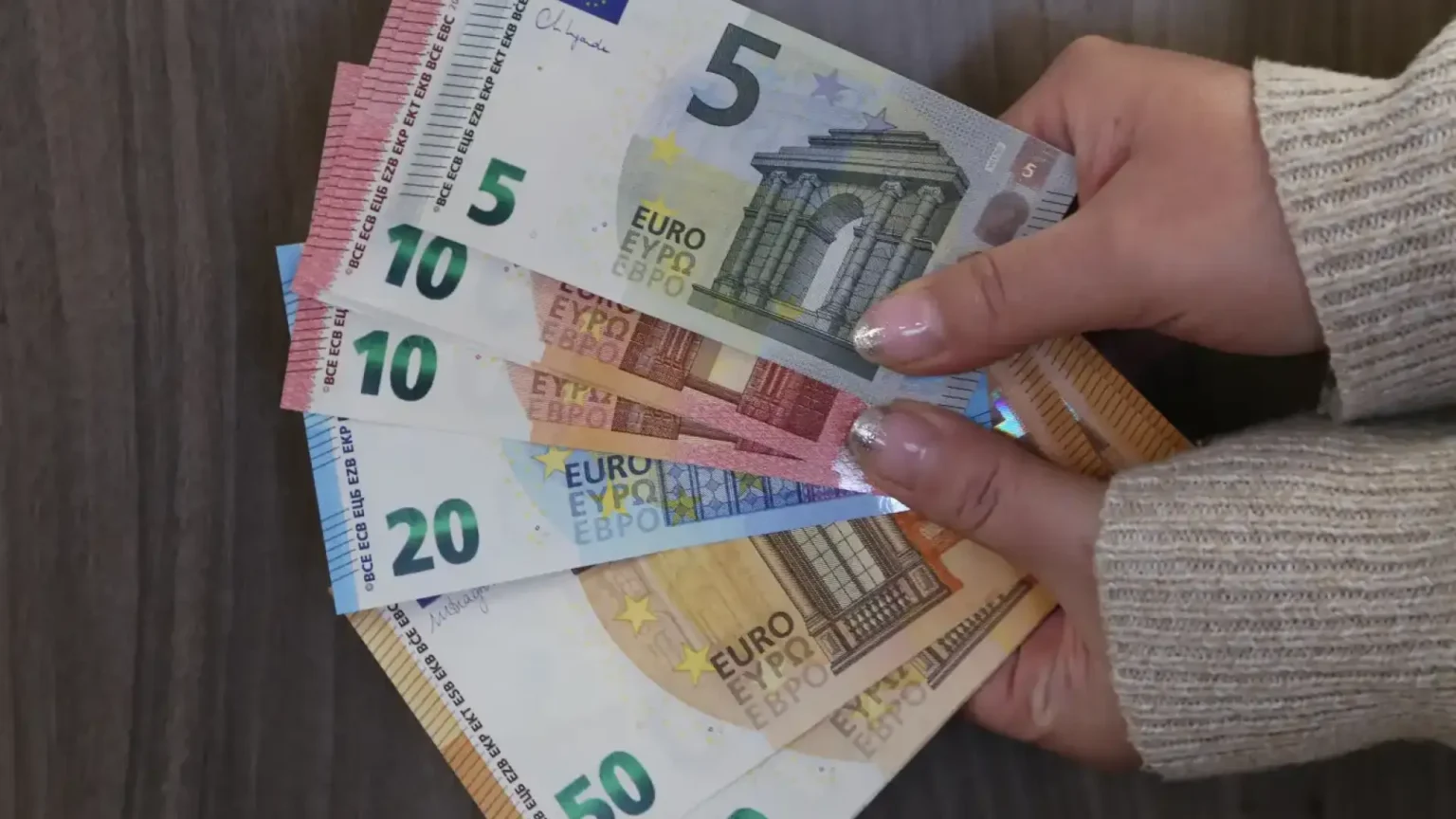 Внимавайте! Това са най разпространените фалшиви евробанкноти