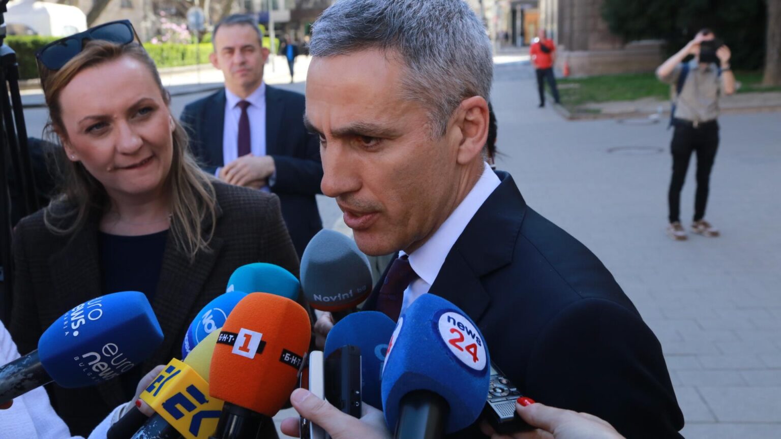 Експерт попари мераците гюров за служебен премиер: законът не го позволява!