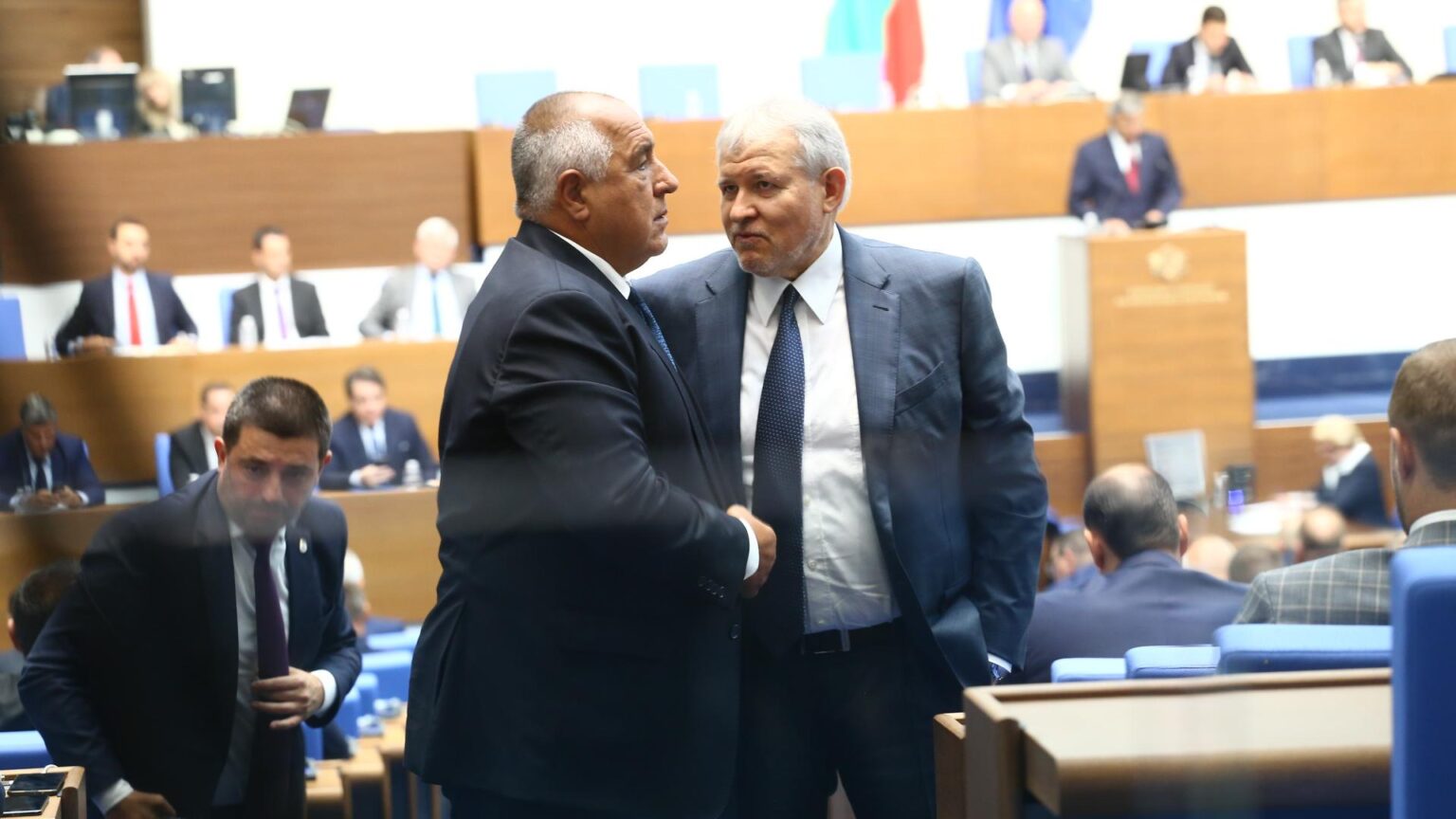 Човек на борисов заплете голяма интрига покрай радев и новия шеф на бсп