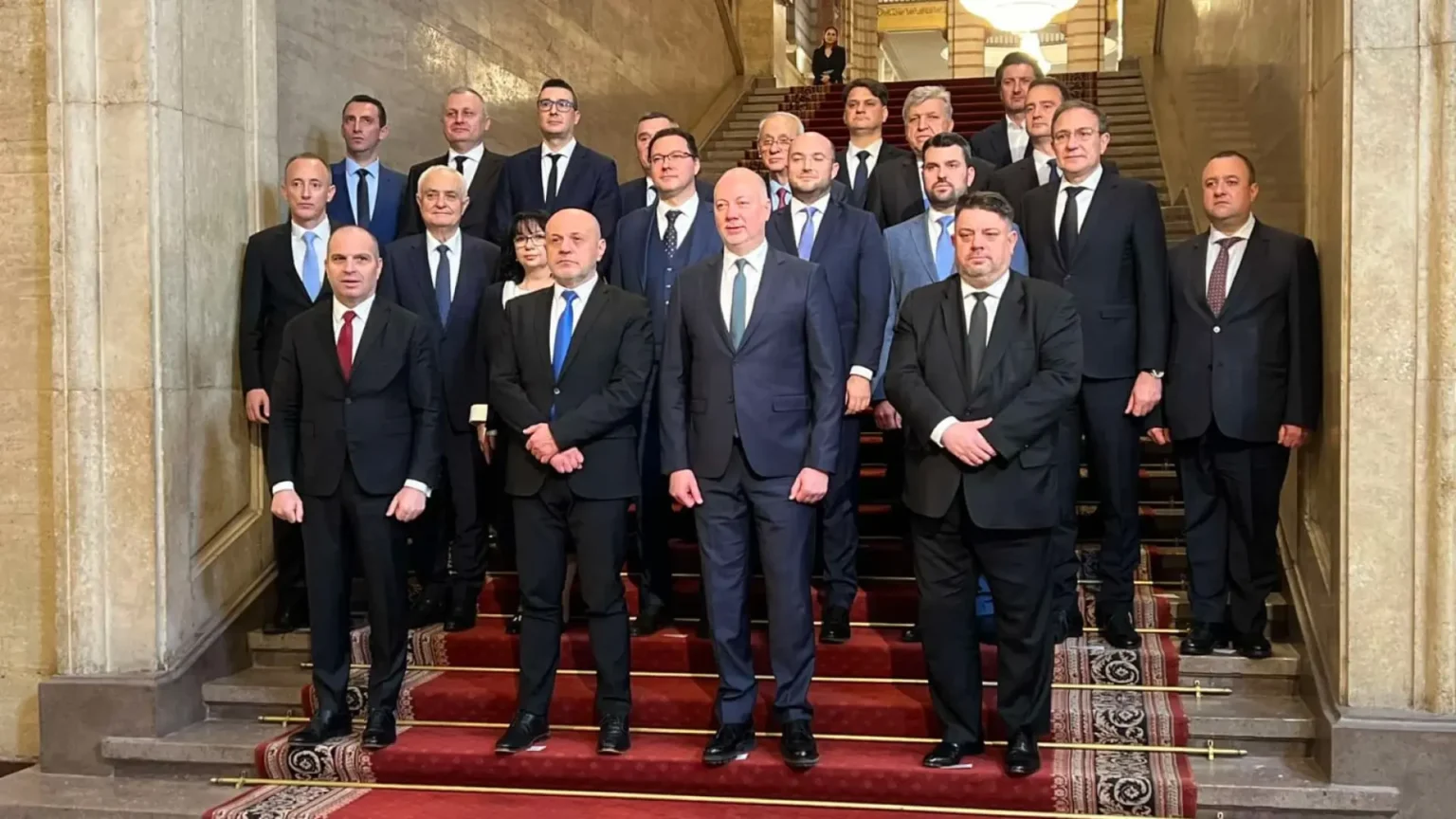 Извънредно: кабинетът подава оставка!