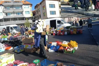 На селския пазар: за 10 лв. Напълних цялата торба, от другата седмица...