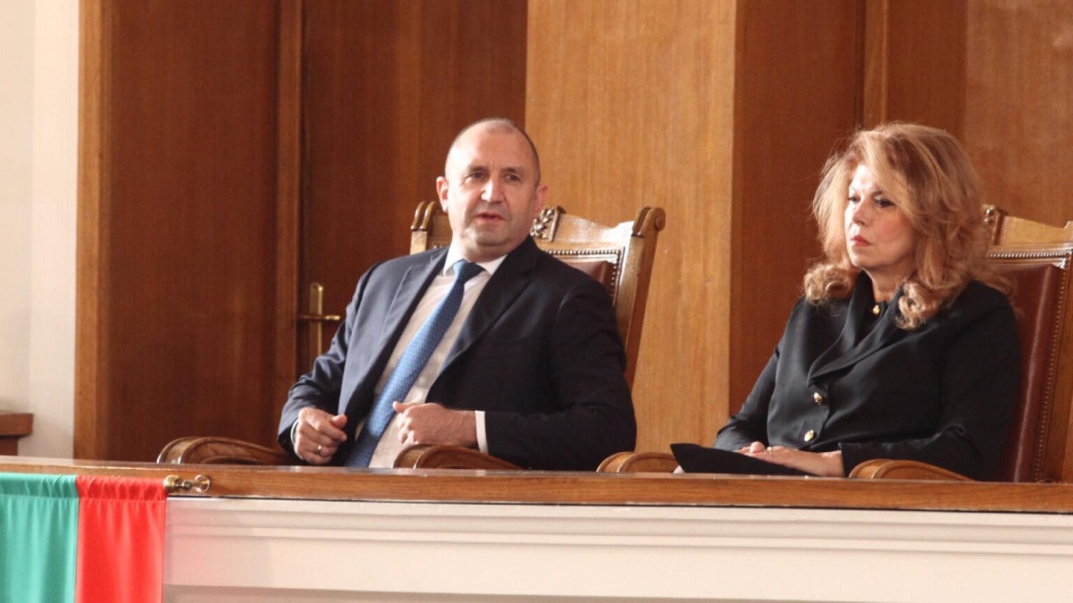 Луд ли е да подава оставка?! Стана ясно колко пари изкарва Радев на месец като президент 1 Луд ли е да подава оставка?! Стана ясно колко пари изкарва радев на месец като президент