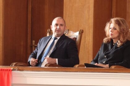 Луд ли е да подава оставка?! Стана ясно колко пари изкарва радев на месец като президент