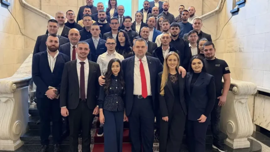 Пеевски се срещна с младежи! Ето къде и каква е причината