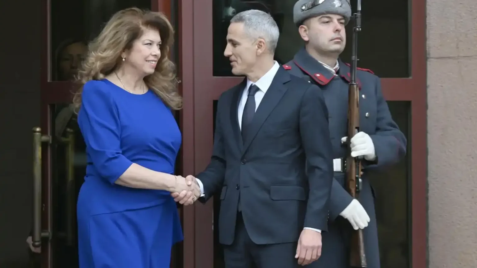 Мълва в парламента: гюров сключил сделка с радев за поста служебен премиер?