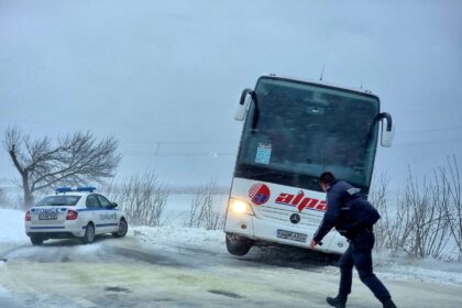 Снежен капан: автобус, пълен с хора, блокиран часове. Движението по е-79 е ад