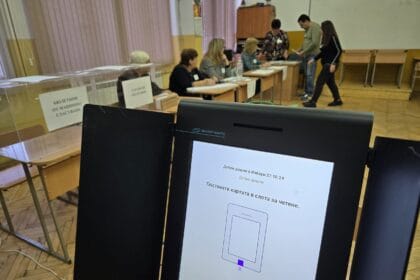 Димчев с остър удар срещу „честните машини“ и нпо фронта зад тях: дайте им париииии!