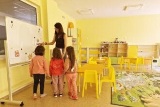 Скандал в наша детска градина! Майка се оплака от безпрецедентно отношение: госпожата е залепила устата на детето ми