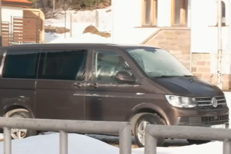 Мистерия с черен микробус на калушев паркиран в близост до хижата