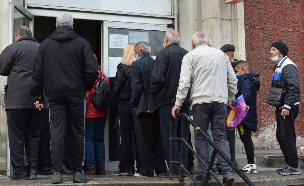 Неприятна новина за вторите пенсии: Размерът ще бъде намален по няколко причини