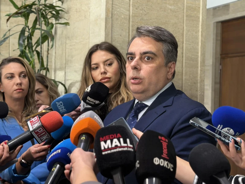 Асен василев отсече: и без петел ще съмне, подавайте оставка!