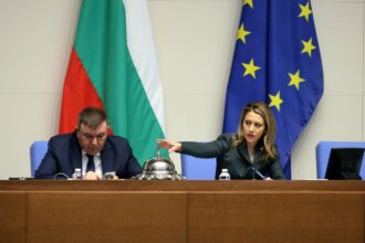 „секта“, „баламурници“, „гето“: голям скандал избухна в парламента заради „натиснах без да искам“