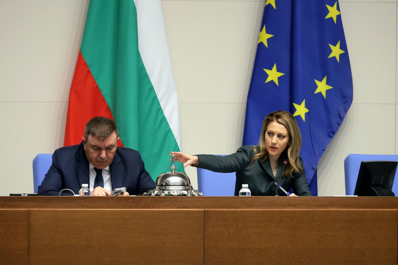 „секта“, „баламурници“, „гето“: голям скандал избухна в парламента заради „натиснах без да искам“