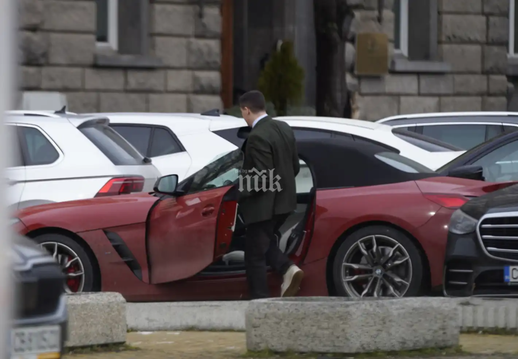 Явор божанков за две години сменил 2 коли за 300 бона, феновете му само могат да мечтаят за такива