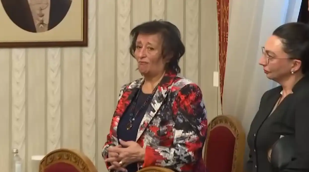 Извънредно: йотова прекъсна срещата с итн заради обляната в сълзи... Снимки