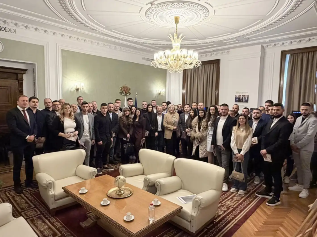 Делян пеевски с жест към младежи от пазарджик