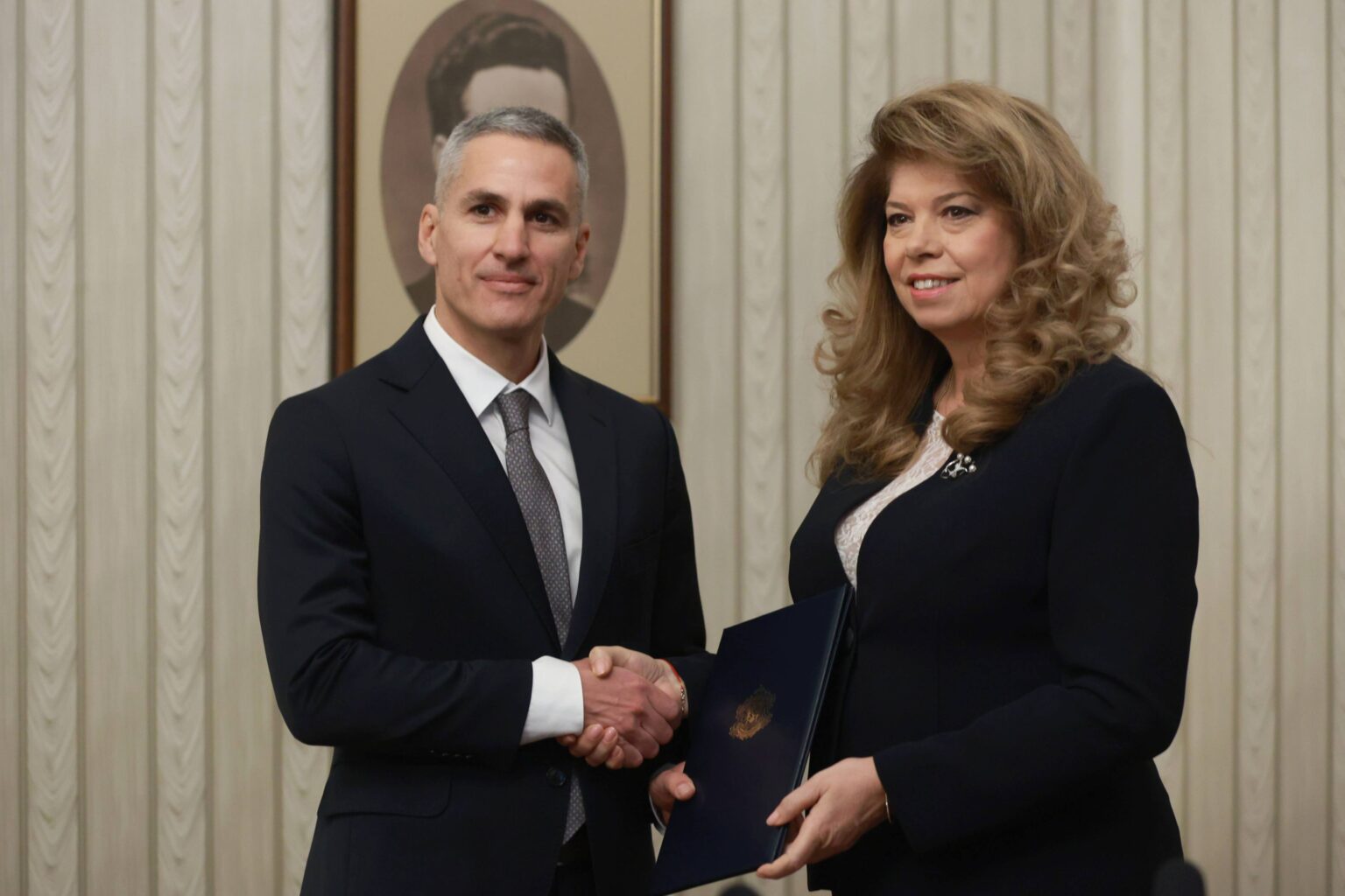 Йотова връчи папката с мандата на гюров и ето какво му заръча за състава на служебния кабинет