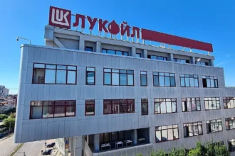 Обрат! Стана ясно кой купува българския лукойл