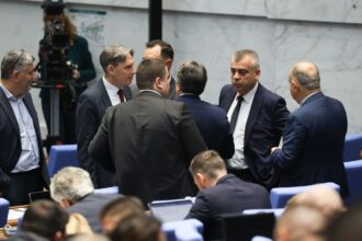 Напрежение в парламента: депутати скочиха на бой