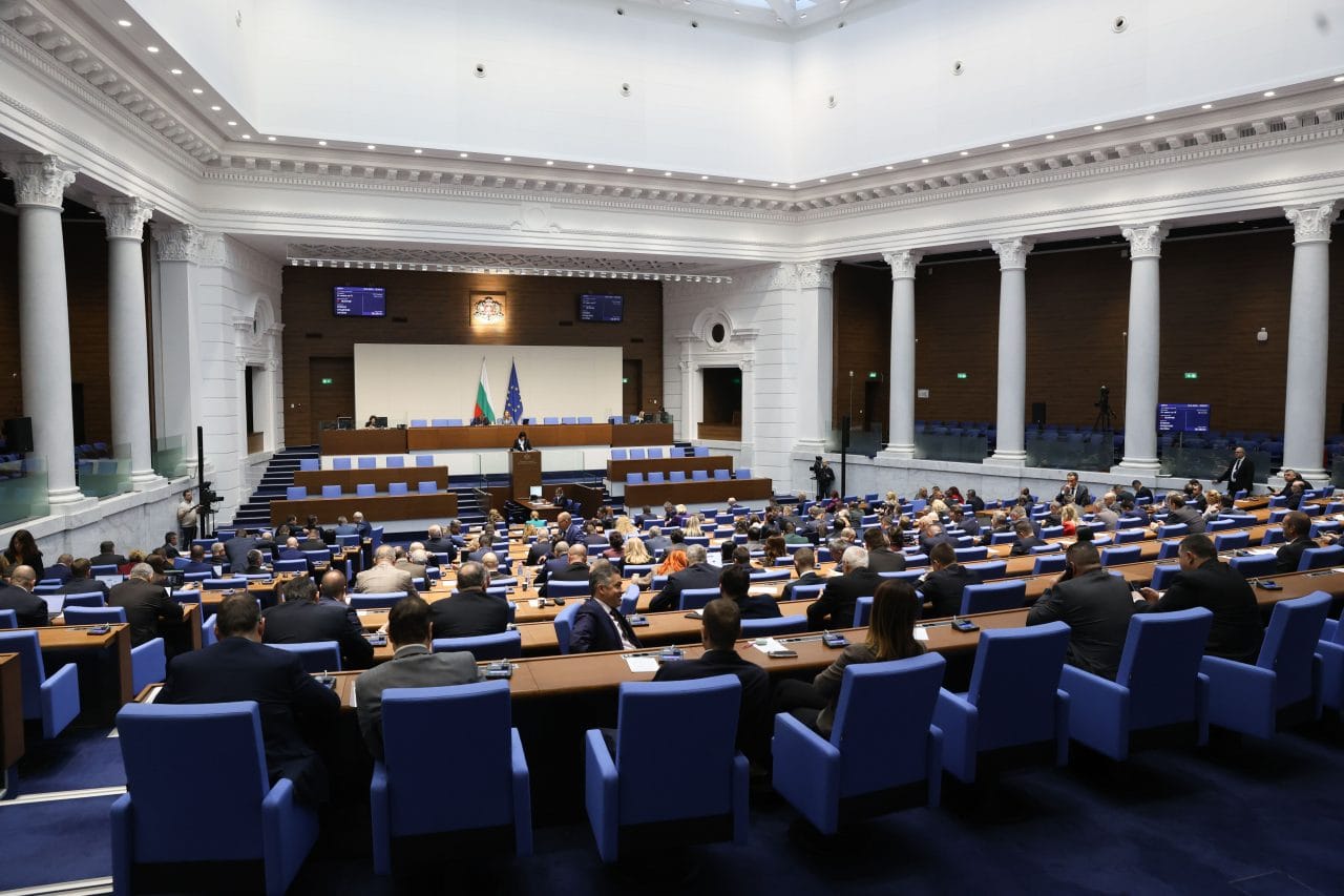 Напрежение в нс: герб иска закриване на антикорупционната комисия, опозицията протестира