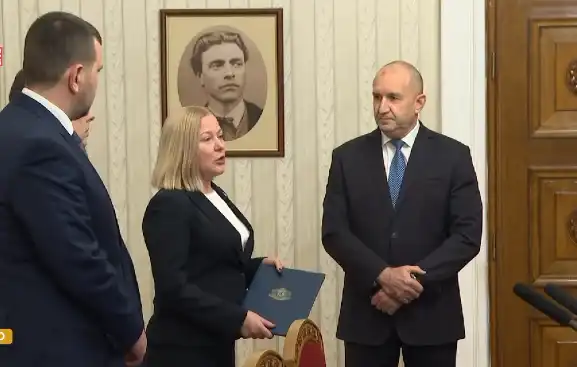 ПП-ДБ изненада с избора си кой да приеме мандата от Радев, той отряза мераците им за... 1 Пп-дб изненада с избора си кой да приеме мандата от радев, той отряза мераците им за...