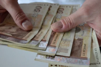 Наш гурбетчия: заплатите в чужбина задържат хората – у нас такава не се дава