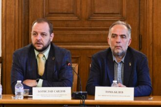 Появи се снимка на калушев с някогашните министри тома белев и борислав сандов. Заедно празнували трифон зарезан