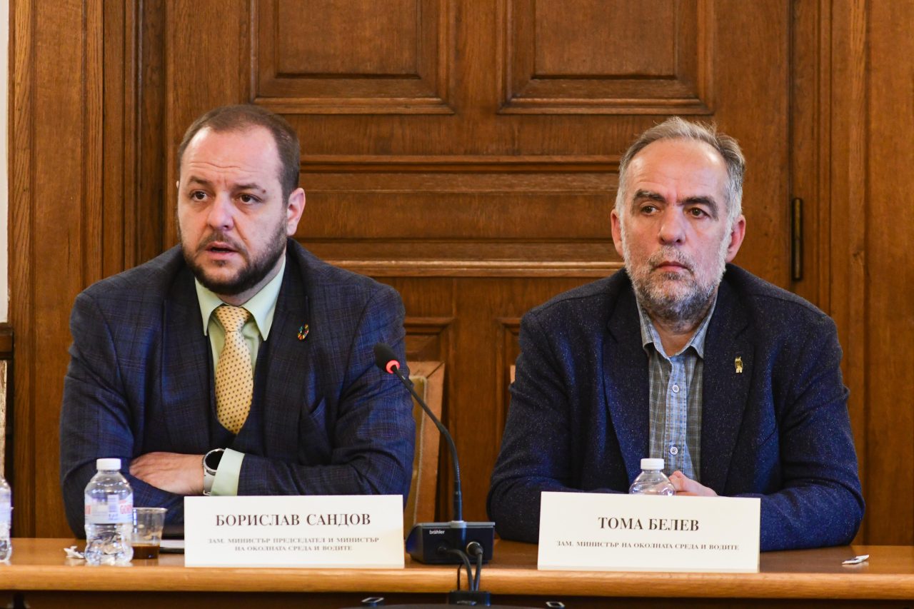 Появи се снимка на калушев с някогашните министри тома белев и борислав сандов. Заедно празнували трифон зарезан