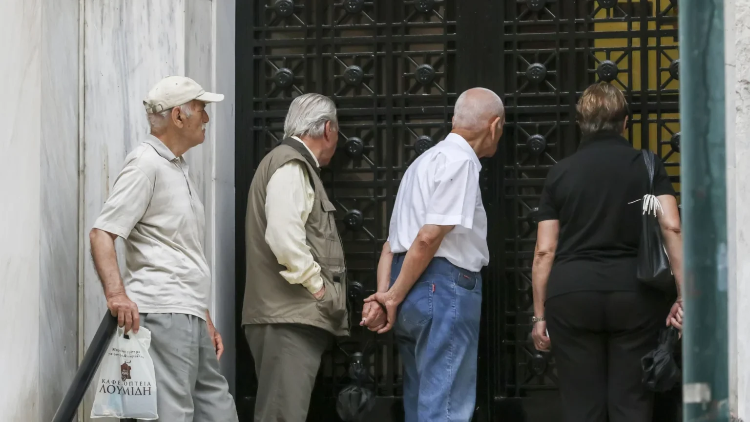 Големи разногласия за великденските добавки на пенсионерите